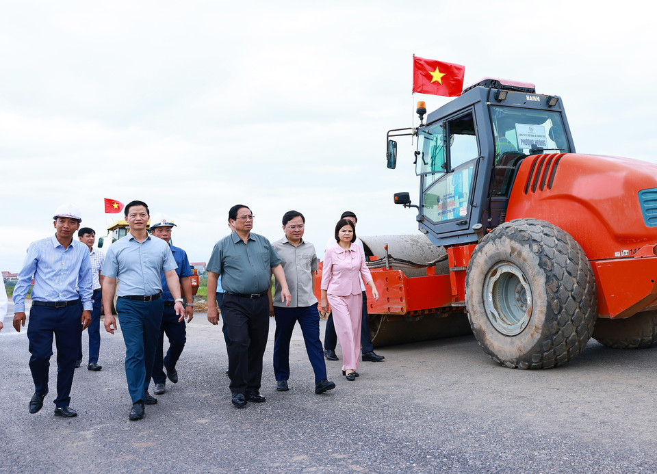 Thủ tướng Phạm Minh Chính kiểm tra tiến độ dự án đầu tư xây dựng đường Vành đai 4-Vùng Thủ đô đoạn qua tỉnh Bắc Ninh. (Ảnh: Dương Giang/TTXVN)