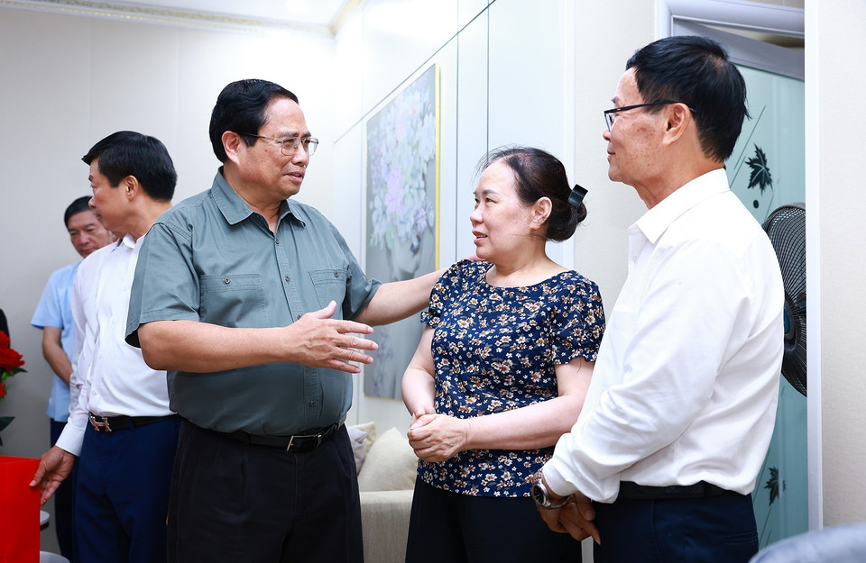 Thủ tướng Phạm Minh Chính thăm hộ dân khu nhà ở xã hội tại thành phố Bắc Ninh. (Ảnh: Dương Giang/TTXVN)