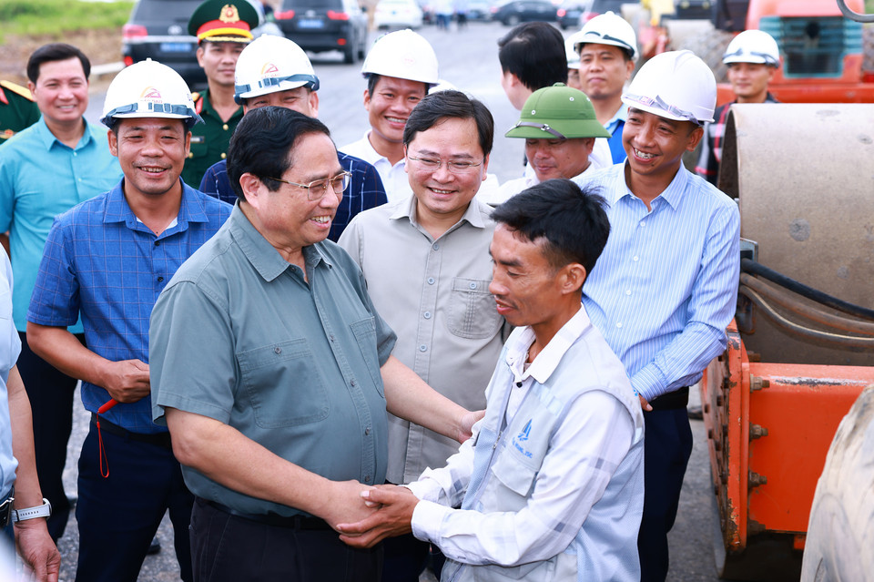 Thủ tướng Phạm Minh Chính động viên công nhân thi công dự án đầu tư xây dựng đường Vành đai 4-Vùng Thủ đô đoạn qua tỉnh Bắc Ninh. (Ảnh: Dương Giang/TTXVN)