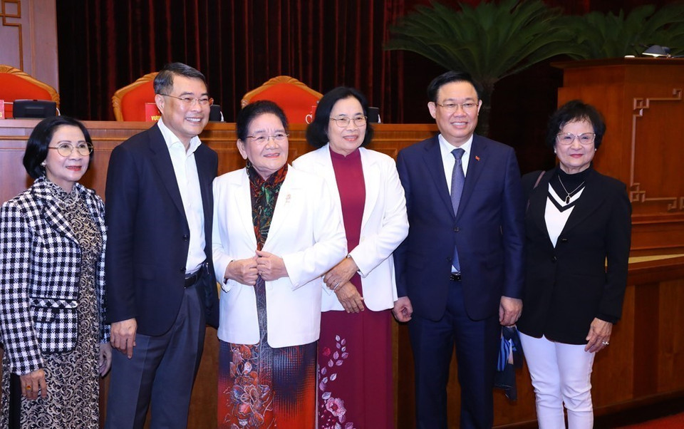 Chủ tịch Quốc hội Vương Đình Huệ với các đại biểu. (Ảnh: Văn Điệp/TTXVN)