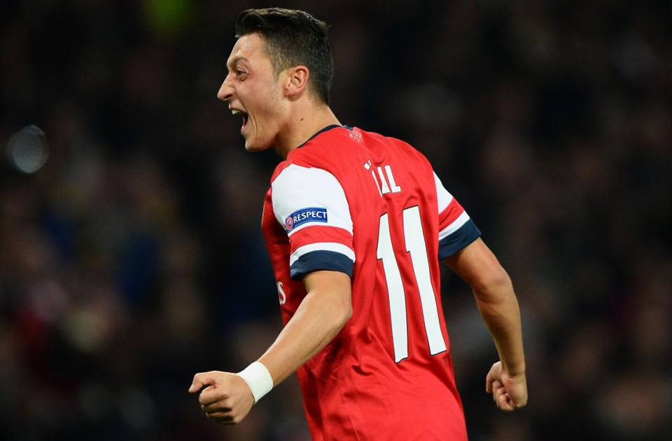 Mesut Oezil của Arsenal.