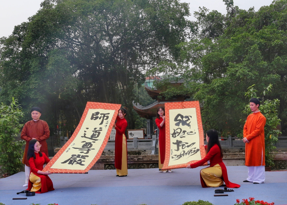 Các tác phẩm thư pháp trình diễn tại lễ khai mạc. (Ảnh: Tuấn Đức/TTXVN)