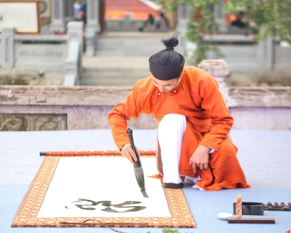 Trình diễn thư pháp tại lễ khai mạc. (Ảnh: Tuấn Đức/TTXVN)