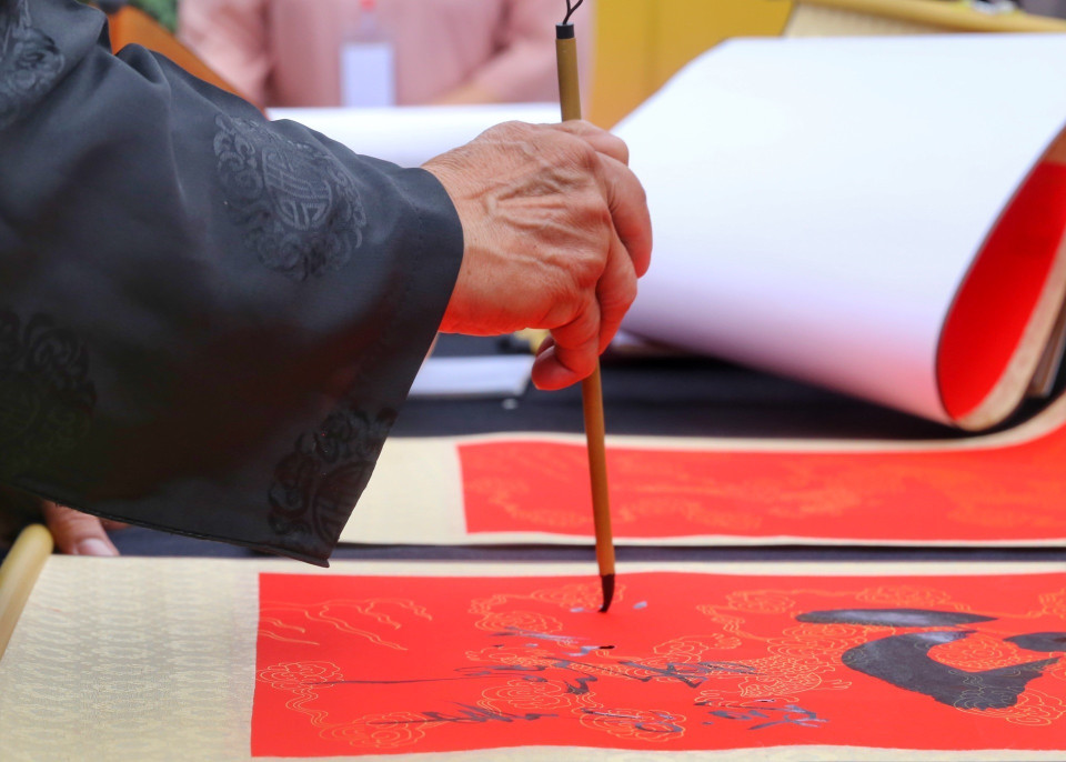 Biểu diễn thư pháp tại Hội chữ Xuân. (Ảnh: Tuấn Đức/TTXVN)