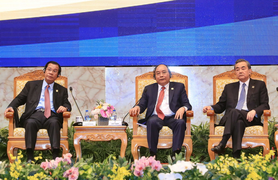 Thủ tướng Nguyễn Xuân Phúc (giữa), Bộ trưởng Ngoại giao Trung Quốc Vương Nghị (bên phải) và Thủ tướng Campuchia Samdech Hun Sen tại Phiên họp toàn thể. (Ảnh: TTXVN)