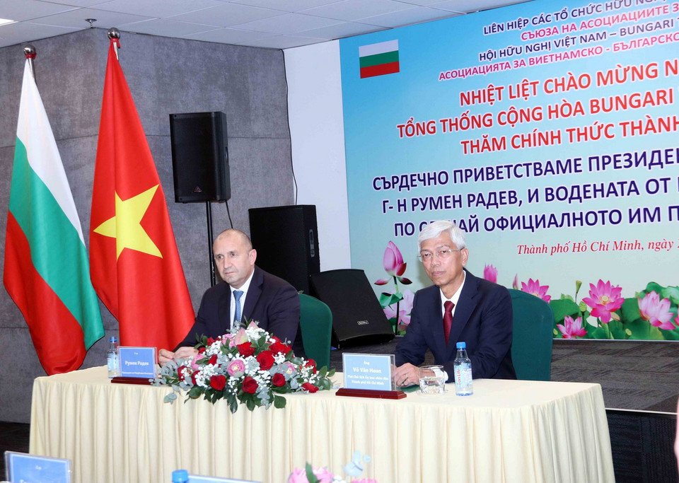 Tổng thống Bulgaria Rumen Radev và ông Võ Văn Hoan, Phó Chủ tịch Ủy ban Nhân dân Thành phố Hồ Chí Minh tại buổi thăm và nói chuyện với Hội hữu nghị Việt Nam-Bulgaria Thành phố Hồ Chí Minh. (Ảnh: Xuân Khu/TTXVN)