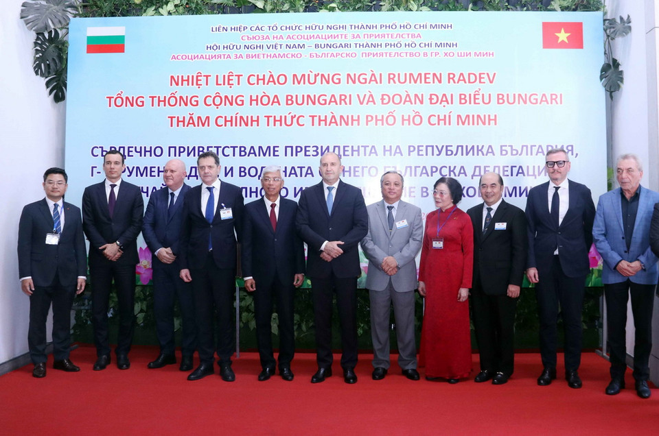 Tổng thống Bulgaria Rumen Radev, ông Võ Văn Hoan, Phó Chủ tịch Ủy ban Nhân dân Thành phố Hồ Chí Minh với lãnh đạo Liên hiệp các tổ chức hữu nghị Thành phố Hồ Chí Minh, Hội hữu nghị Việt Nam-Bulgaria Thành phố Hồ Chí Minh. (Ảnh: Xuân Khu/TTXVN)