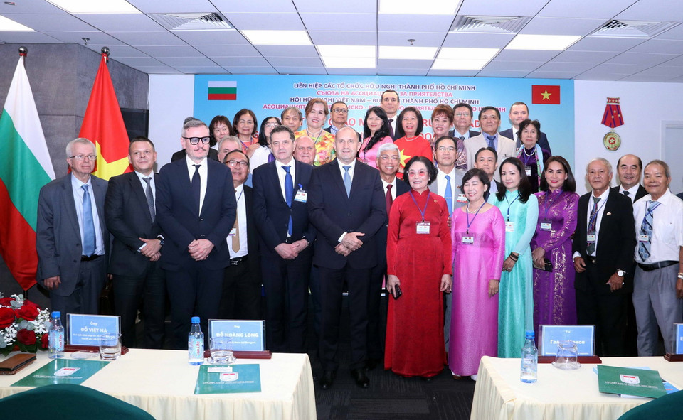 Tổng thống Bulgaria Rumen Radev chụp ảnh cùng các cựu sinh viên, thực tập sinh Việt Nam từng học tập tại Bulgaria. (Ảnh: Xuân Khu/TTXVN)