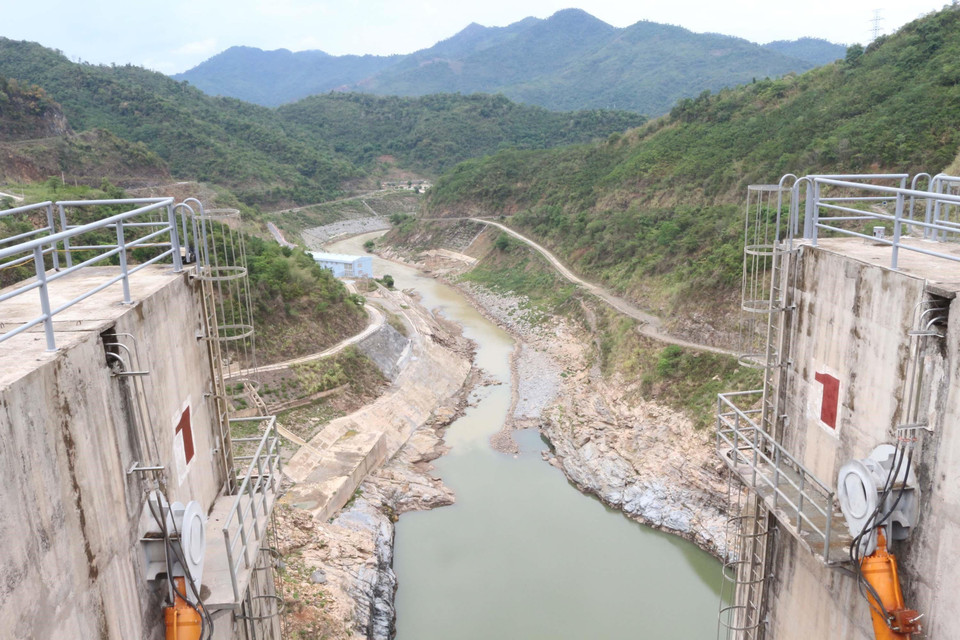Mực nước hồ thủy điện Bản Vẽ thấp kỷ lục do phải điều tiếp nước chống hạn cho hạ du. (Ảnh: Nguyễn Oanh/TTXVN)