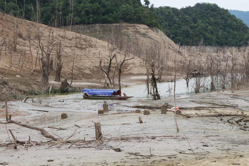 Lòng hồ thủy điện Bản Vẽ tại khu vực xã Hữu Khuông trơ đáy. (Ảnh: Nguyễn Oanh/TTXVN)
