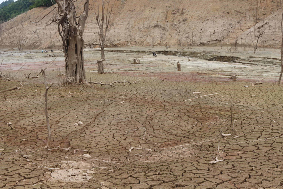 Lòng hồ thủy điện Bản Vẽ tại khu vực xã Hữu Khuông trơ đáy. (Ảnh: Nguyễn Oanh/TTXVN)