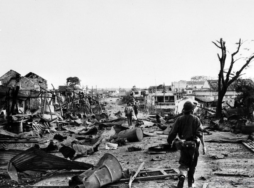 Quân giải phóng tiến vào thị trấn Đông Hà. (Ảnh: Văn Bang/TTXVN)