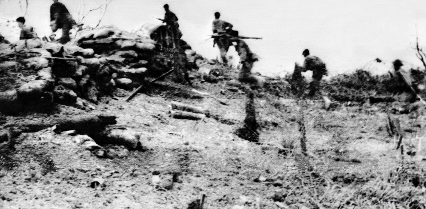 Quân giải phóng cắm cờ chiến thắng trên Đồi Tròn. (Ảnh: Minh Đức/TTXVN)