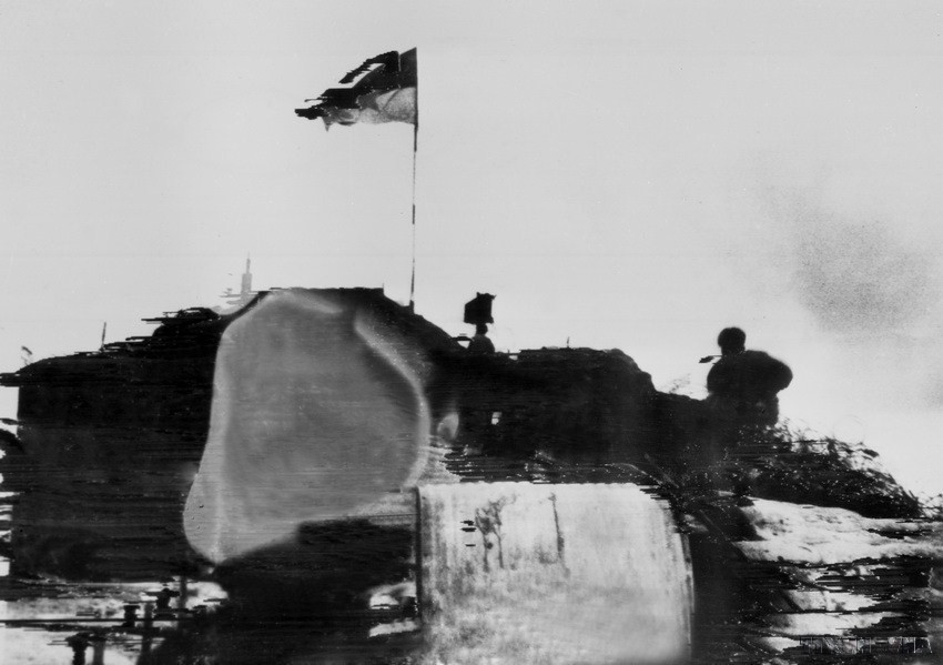 Cờ giải phóng tung bay trên điểm cao 544. (Ảnh: Minh Đức/TTXVN)