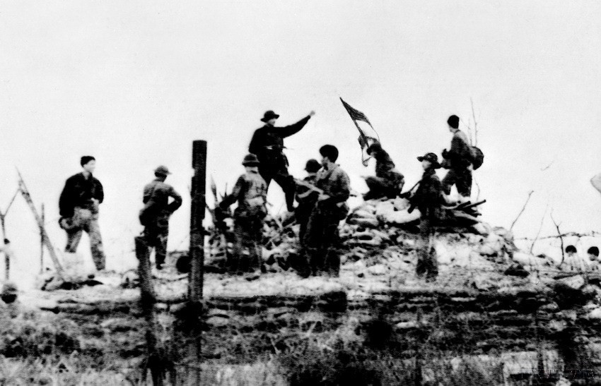 Quân giải phóng cắm cờ chiến thắng trên Đồi Tròn. (Ảnh: Minh Đức/TTXVN)