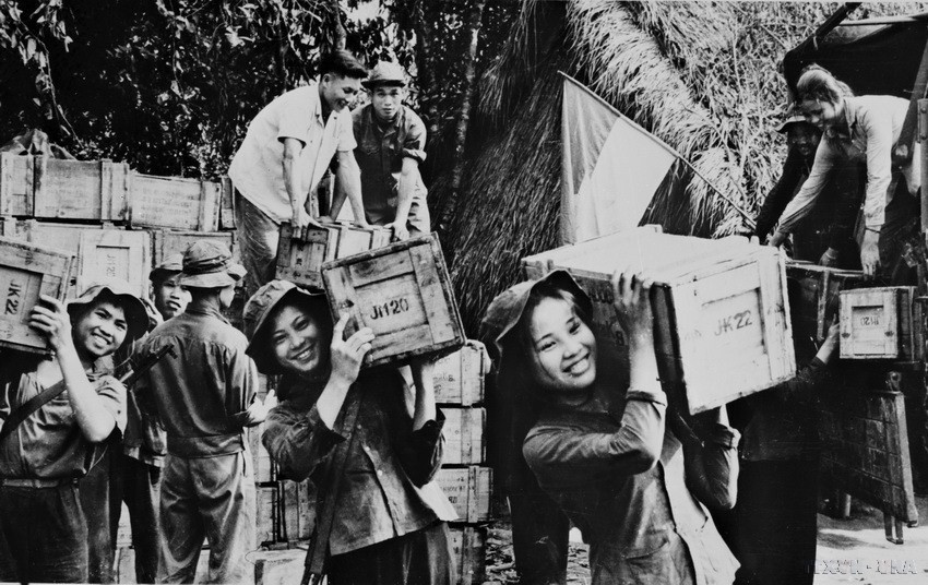 Các chiến sỹ vận tải và dân công hỏa tuyến tiếp đạn cho mặt trận. (Ảnh: Đoàn Công Tính/TTXVN phát)