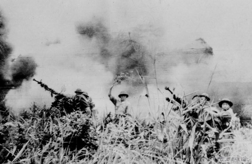 Các chiến sĩ phòng không quân giải phóng Quảng Trị tiêu diệt máy bay Mỹ ngụy đến tiếp cứu. (Ảnh: Vương Cừ/TTXVN)