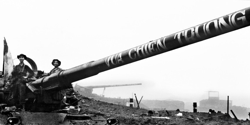 Đánh chiếm căn cứ pháo binh địch ở Tân Lâm, ngày 02/4/1972. (Ảnh: Đoàn Công Tính/TTXVN phát)