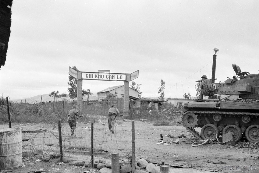 Quân giải phóng làm chủ Chi khu Cam Lộ của địch. (Ảnh: TTXVN)