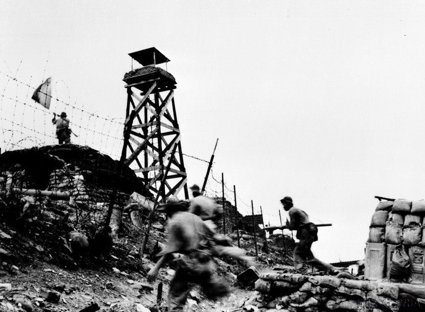 Quân giải phóng đánh chiếm căn cứ Đầu Mầu. (Ảnh: Đoàn Công Tính/TTXVN phát)