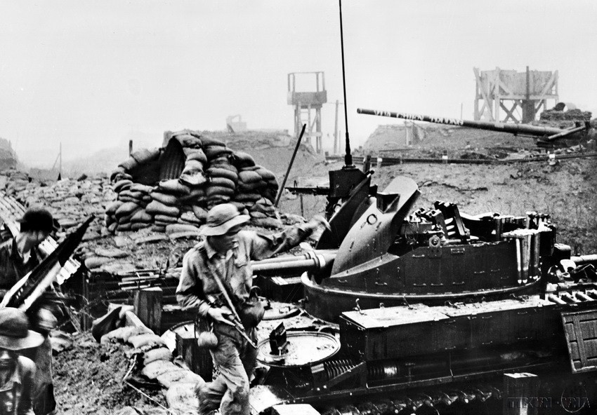 Thu xe và pháo địch tại điểm cao 241. (Ảnh: Đoàn Công Tính/TTXVN phát)