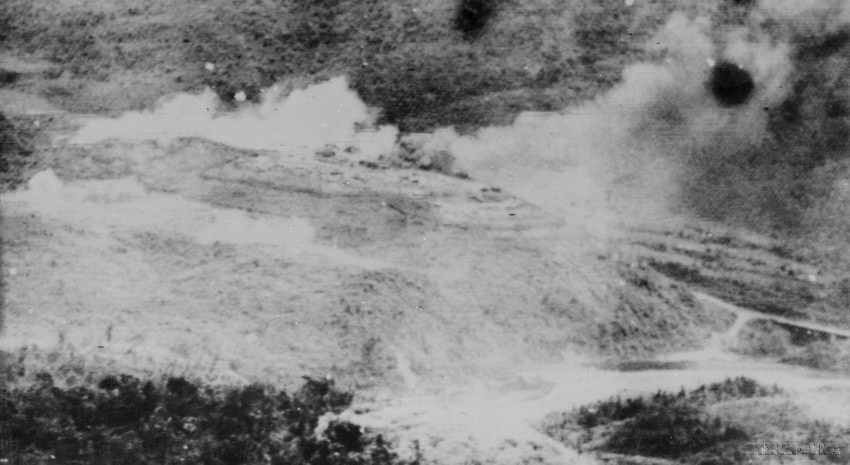 Căn cứ địch ở Đầu Mầu bị dìm trong lửa đạn của pháo binh quân giải phóng Quảng Trị, ngày 31/3/1972. (Ảnh: Minh Đức/TTXVN)