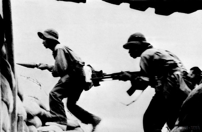 Sau khi giải phóng Đồi Tròn, quân giải phóng xông lên truy kích địch từ Đầu Mầu về điểm cao 241. (Ảnh: Minh Đức/TTXVN)