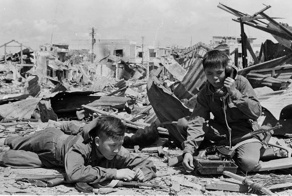 Các chiến sỹ thông tin tại mặt trận bảo vệ thành cổ. (Ảnh: TTXVN)