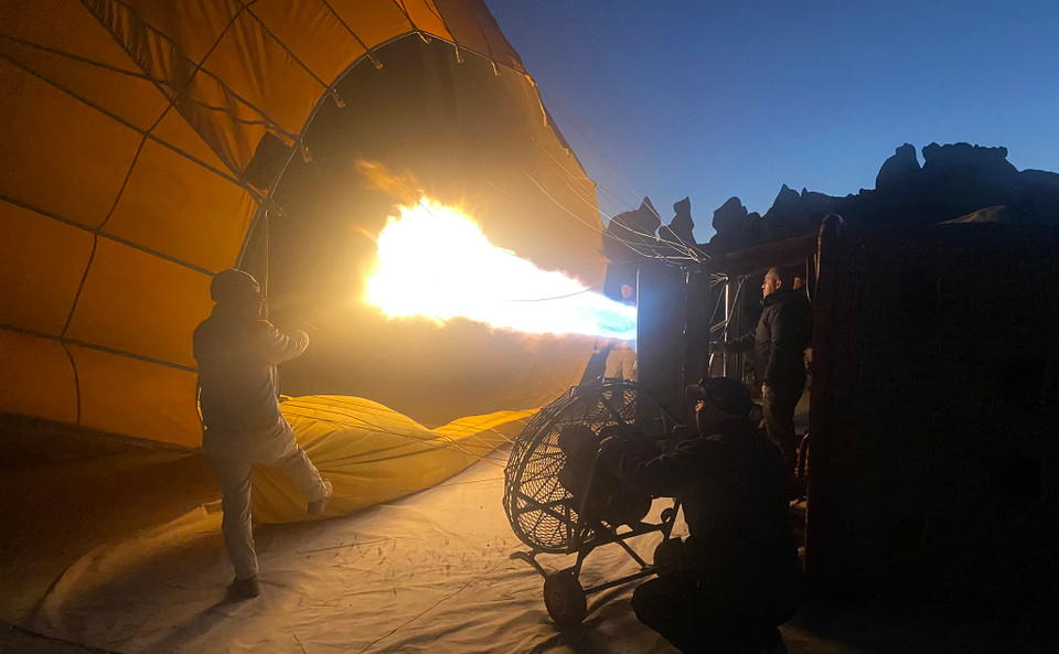 Tờ mờ sáng, trong cái lạnh tê tái, chúng tôi đã được đánh thức để di chuyển tới địa điểm bay khinh khí cầu. Tại đây, hàng trăm chiếc khinh khí cầu đủ màu sắc đã sẵn sàng cho một cuộc trải nghiệm đầy thú vị. (Ảnh: Yên Thủy/Vietnam+)