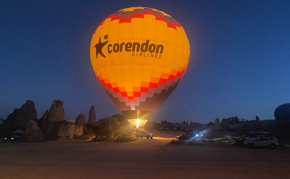 Trước khi bay, du khách sẽ được các phi công dày dặn kinh nghiệm dặn dò kỹ lưỡng để đảm bảo an toàn. (Ảnh: Yên Thủy/Vietnam+)