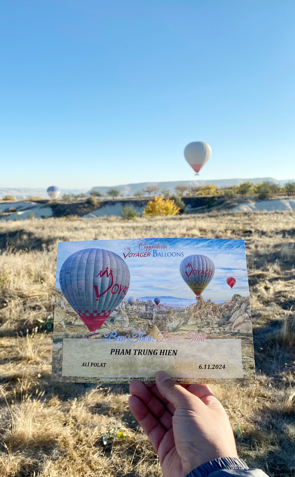 Sau khi tiếp đất, mỗi du khách sẽ được cấp "giấy chứng nhận" tham gia chuyến du hành vào vùng đất thần tiên bằng khinh khí cầu. (Ảnh: Yên Thủy/Vietnam+)