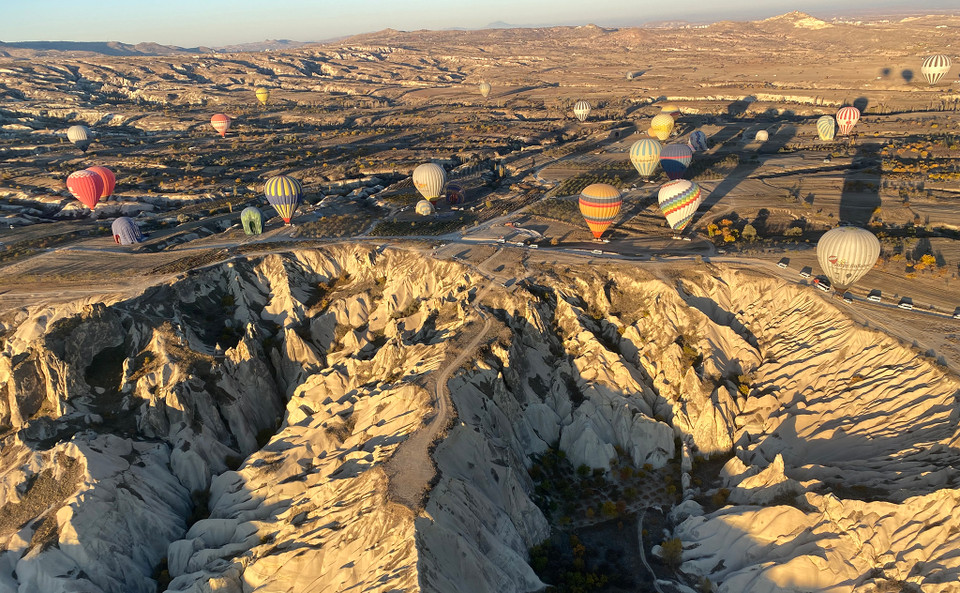 Cảm giác bay lơ lửng trên không trung, hòa mình vào cảnh quan hùng vĩ của Cappadocia và lắng nghe những câu chuyện về lịch sử lâu đời của khu vực qua lời kể của các phi công, chắc chắn sẽ là một trải nghiệm khó quên đối với bất kỳ ai từng đặt chân đến nơi này. (Ảnh: Yên Thủy/Vietnam+)