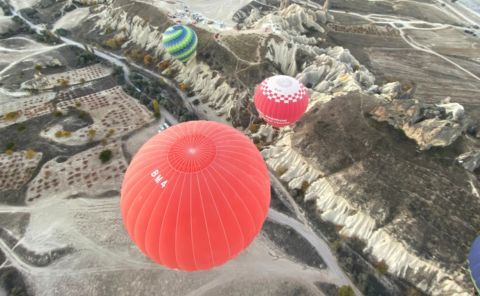 Những chiếc khinh khí cầu nhìn từ trên cao. (Ảnh: Yên Thủy/Vietnam+)