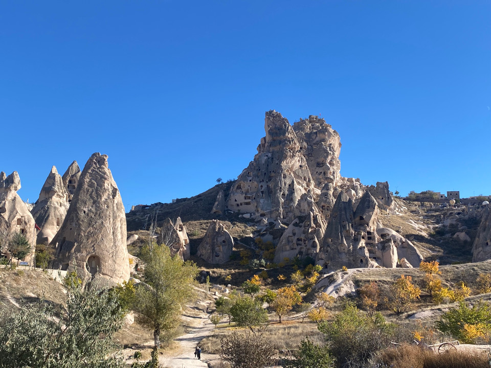 Nằm ở miền trung Thổ Nhĩ Kỳ, Cappadocia là một vùng đất huyền bí nổi tiếng với cảnh quan kỳ vĩ và những khối đá tự nhiên hình thù độc đáo. Được hình thành từ hàng triệu năm trước, Cappadocia sở hữu một hệ thống cấu trúc đá đặc biệt như nấm đá, cột đá và các hình thù lạ mắt. Vùng đất này không chỉ thu hút bởi vẻ đẹp thiên nhiên, mà còn bởi sự kỳ bí của các thành phố cổ dưới lòng đất và những tu viện, nhà thờ được chạm khắc trực tiếp vào vách đá. (Ảnh: Yên Thủy/Vietnam+)