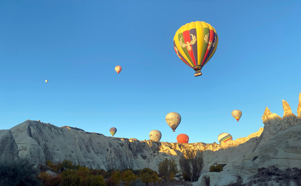 Những dãy núi đá cổ đã được nắng rải vàng, cùng với những chiếc khinh khí cầu đầy màu sắc tạo nên một bức tranh thơ mộng. (Ảnh: Yên Thủy/Vietnam+)