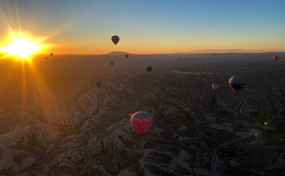 Cảnh hoàng hôn hay bình minh khi khinh khí cầu bay trên nền trời đỏ rực mang lại một cảm giác thiêng liêng và bình yên. (Ảnh: Yên Thủy/Vietnam+)