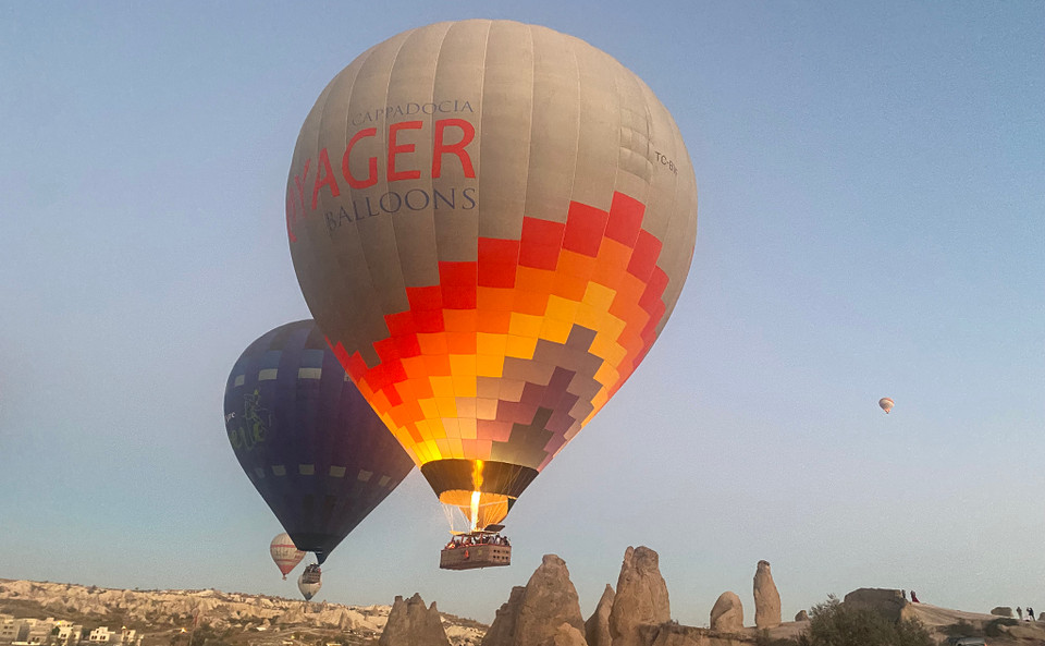 Hằng năm, rất nhiều du khách trên thế giới đến đây để trải nghiệm bay khinh khí cầu, chiêm ngưỡng vẻ đẹp hùng vĩ của thung lũng Goreme, thung lũng tình yêu và các khu vực nổi tiếng khác. (Ảnh: Yên Thủy/Vietnam+)