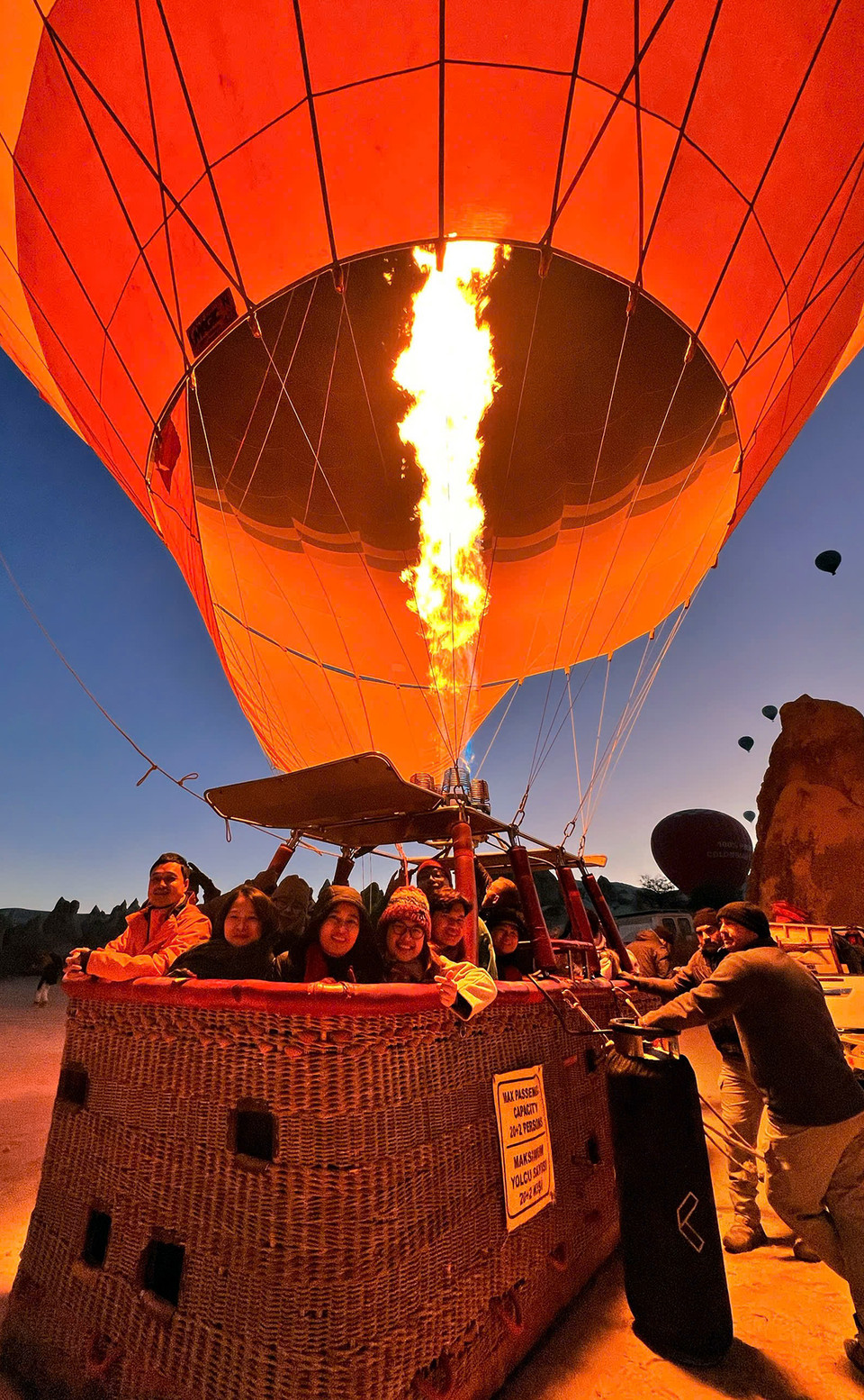 Được coi là một trong những nơi tuyệt vời nhất trên thế giới để tham gia vào hoạt động này, Cappadocia mang lại cho du khách một tầm nhìn tuyệt đẹp, khi hàng trăm chiếc khinh khí cầu đa sắc màu bay lượn trên bầu trời vào sáng sớm. (Ảnh: Yên Thủy/Vietnam+)