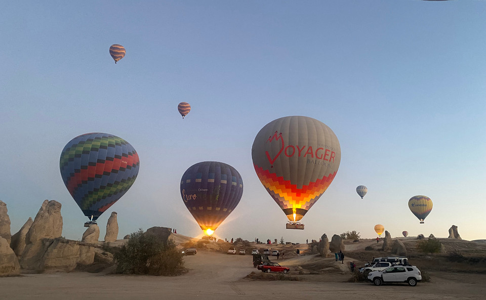 Theo người phi công lái khinh khí cầu cho chúng tôi, vào những năm 1990, các chuyến bay đầu tiên được thực hiện. Kể từ đó, hoạt động này đã phát triển mạnh mẽ và trở thành một biểu tượng của vùng đất Cappadocia. (Ảnh: Yên Thủy/Vietnam+)