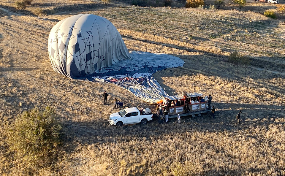 Sau khoảng một tiếng bay, chiếc khinh khí cầu đã hạ cánh. Điểm "đáp đất" là trên phần kéo của chiếc xe bán tải đã chực sẵn. (Ảnh: Yên Thủy/Vietnam+)
