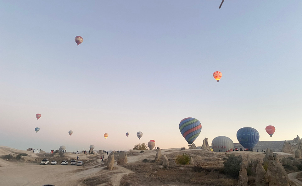 Khi lên cao, du khách có thể thể ngắm nhìn toàn cảnh thung lũng, các dãy núi đá, cũng như những làng mạc cổ kính nằm dưới chân. (Ảnh: Yên Thủy/Vietnam+)