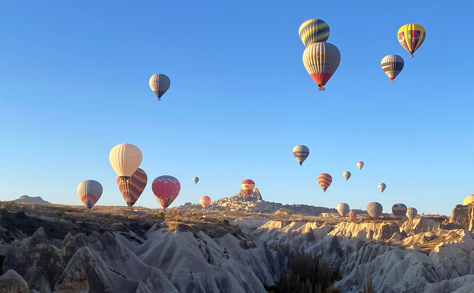 Du khách đều phấn khích khi được ngắm nhìn toàn cảnh Cappadocia từ trên cao, nơi những cảnh sắc thiên nhiên độc đáo được chiêm ngưỡng trong tầm mắt. (Ảnh: Yên Thủy/Vietnam+)