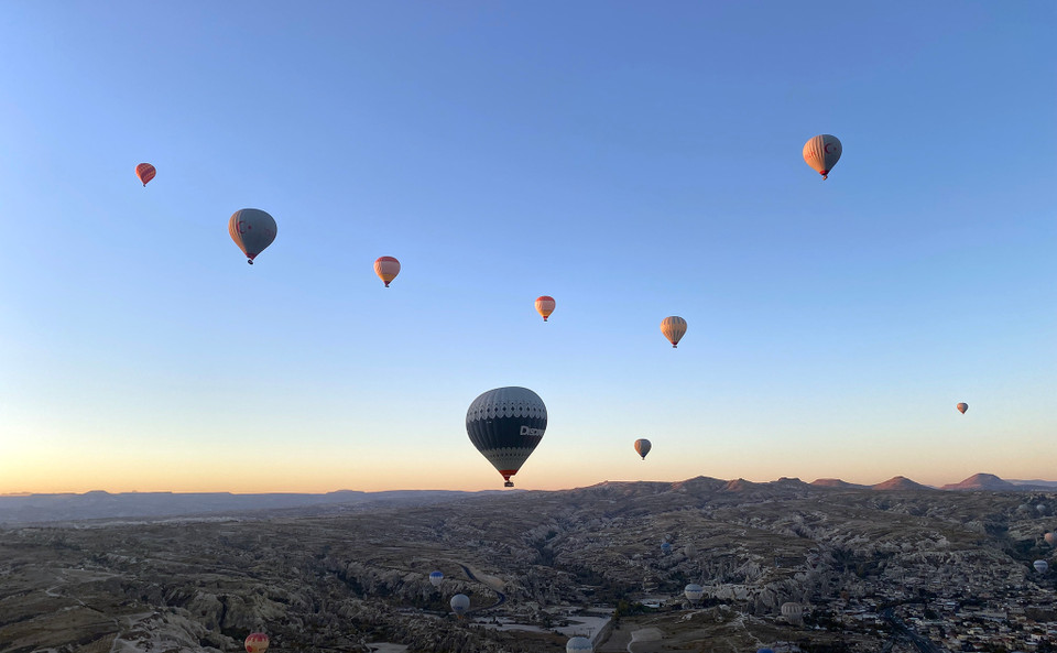 Trải nghiệm khinh khí cầu không chỉ đem lại cảm giác bay lượn giữa không trung mà còn là một dịp để hiểu thêm về lịch sử và văn hóa của một trong những vùng đất kỳ diệu nhất trên thế giới. (Ảnh: Yên Thủy/Vietnam+)
