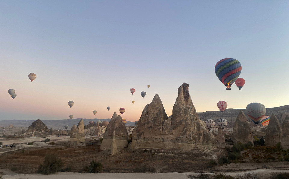 Sự phát triển mạnh mẽ của ngành công nghiệp bay khinh khí cầu đã góp phần không nhỏ trong việc thu hút khách du lịch quốc tế đến Cappadocia, đồng thời mở ra cơ hội mới cho nền kinh tế địa phương. (Ảnh: Yên Thủy)