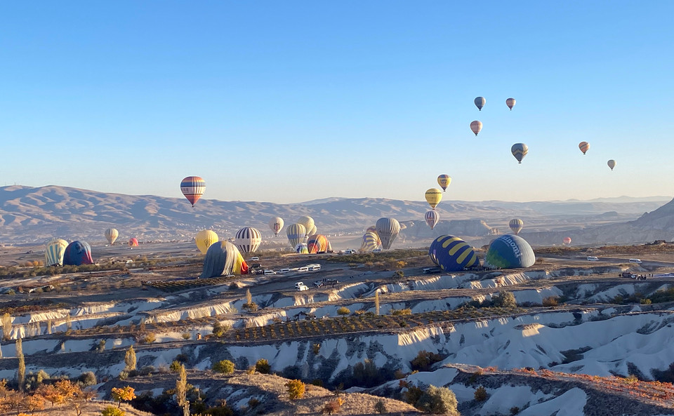 Cappadocia nổi tiếng với những "chim cánh cụt đá," hay những ngọn tháp đá dựng đứng, hình thành qua quá trình xói mòn tự nhiên. Đây là một trong những yếu tố tạo nên vẻ đẹp huyền bí của khu vực, khiến nơi đây trở thành điểm đến lý tưởng cho những tín đồ yêu thích khám phá, phiêu lưu và nhiếp ảnh. Và, trải nghiệm nhìn ngắm những "miền đá" từ trên cao thật tuyệt vời. (Ảnh: Yên Thủy/Vietnam+)