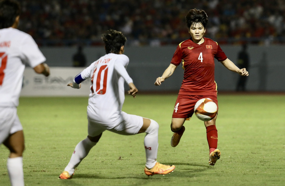 Hậu vệ Trần Thị Thu (4) tham gia tấn công. (Ảnh: Hoàng Linh/TTXVN)