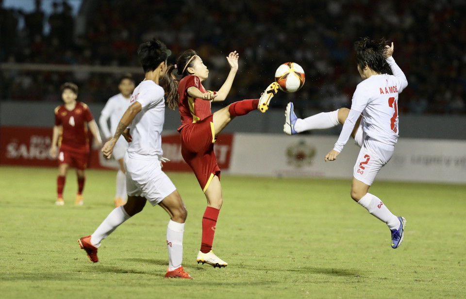 Pha vào bóng quyết liệt của Huỳnh Như và hậu vệ Aye Moe (Myanmar). (Ảnh: Hoàng Linh/TTXVN)