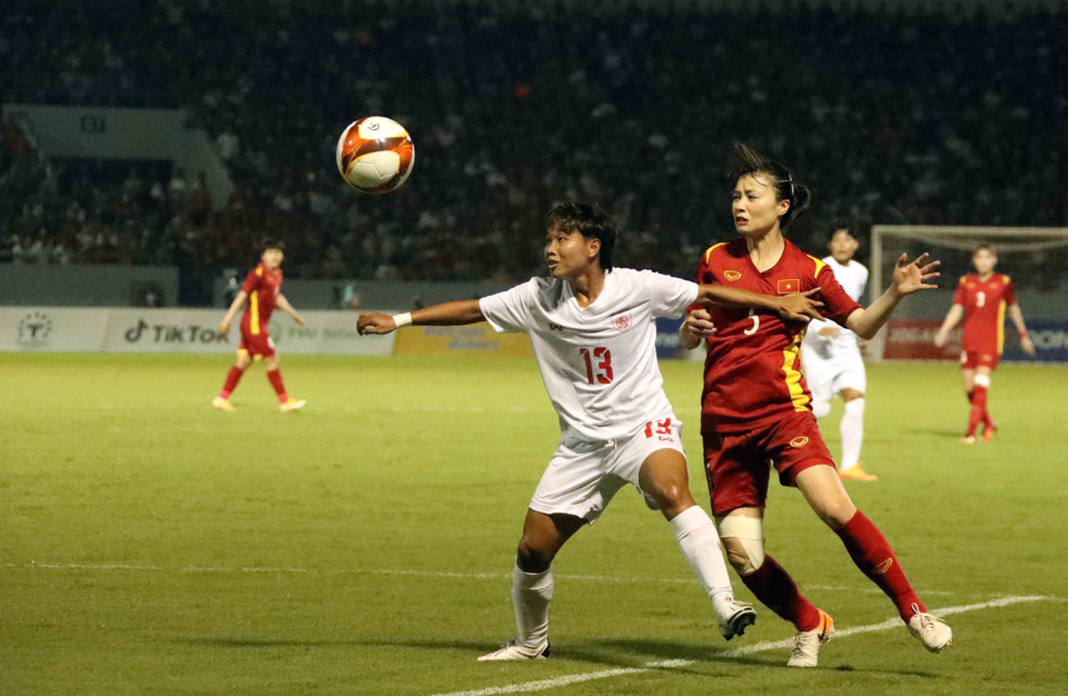 Cầu thủ Pont Pont Pyae Maung ngăn cản sự lên bóng của Hoàng Thị Loan. (Ảnh: Anh Tuấn/TTXVN)