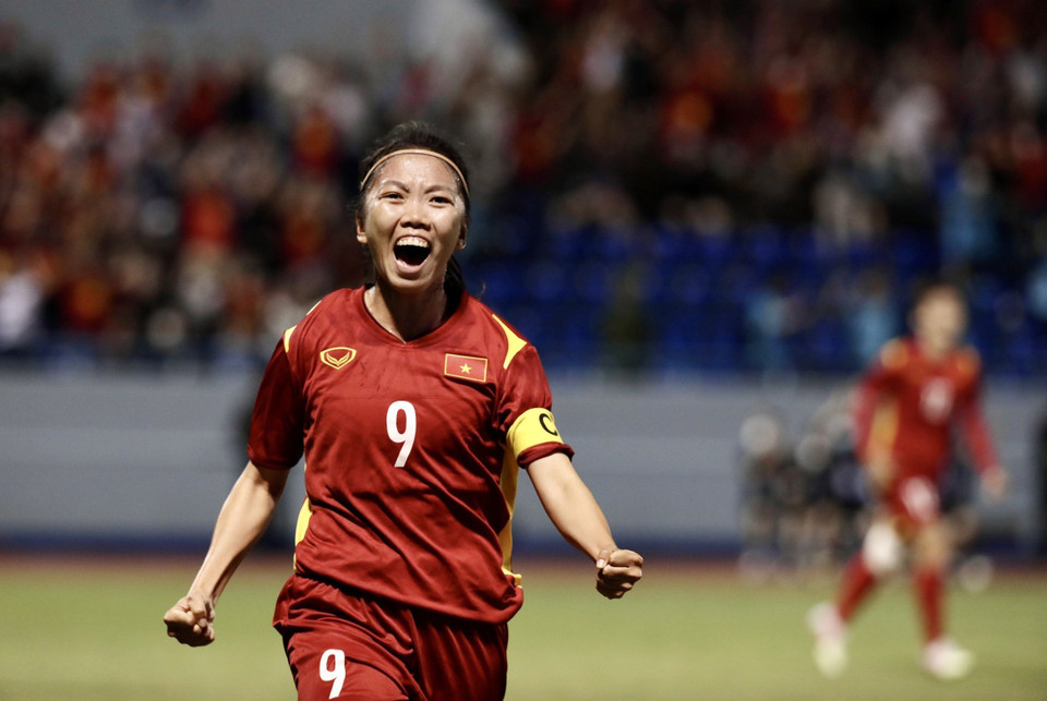 Phút thứ 28, từ quả đá phạt của Tuyết Dung, đội trưởng Huỳnh Như đánh đầu hiểm hóc mở tỷ số cho nữ VIệt Nam. (Ảnh: Hoàng Linh/TTXVN)