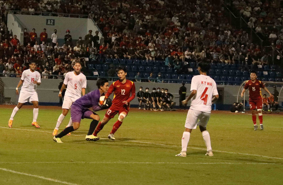 Thủ môn Myanmar lao ra bắt bóng trước tầm chân của Phạm Hải Yến. (Ảnh: Anh Tuấn/TTXVN)